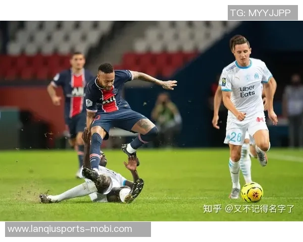 里昂官方宣布租借巴黎圣日耳曼中卫卡马拉并附带400万欧买断条款