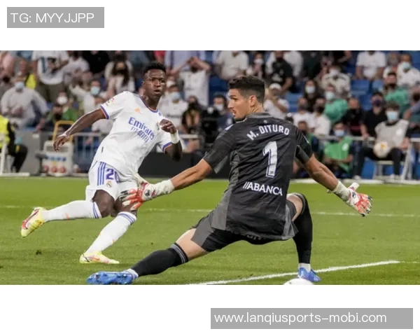 维尼修斯表现惊艳一战斩获一射两传并助攻乌龙荣膺欧冠最佳球员